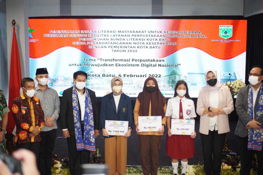 Pemberian beasiswa bagi pegiat literasi. (ist) - Gedung Layanan Perpustakaan Daerah Kota Batu Diresmikan Kapusnas dan Wali Kota Batu