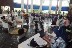 Pemeriksaan kesehatan di Klub Bunga Butik and Resort Batu. (ws3) - Ratusan Karyawan Klub Bunga Jalani Pemeriksaan Kesehatan, Ada Apa?