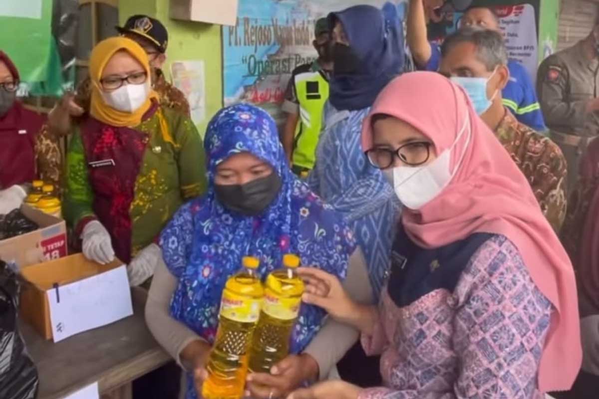 Pemerintah Kabupaten Blitar menggelar operasi pasar minyak goreng. (Memo X/fjr) - Pasokan Minyak Goreng Berkurang 50 Persen