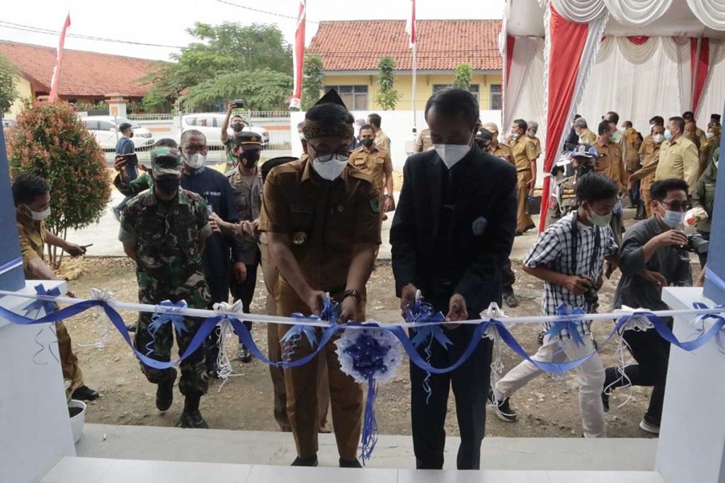 Pemotongan pita penanda peresmian Gedung PSDKU Polinema Kampus Pamekasan. (ist) - Tingkatkan Kapasitas SDM, Gedung PSDKU Polinema Kampus Pamekasan Diresmikan