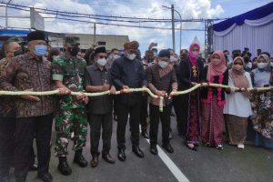 Pemotongan pita peresmian Jembatan 'Tunggulmas'. (rhd) - Jembatan 'Tunggulmas' Diresmikan, Akses Warga Kota-Kabupaten Malang Dipermudah