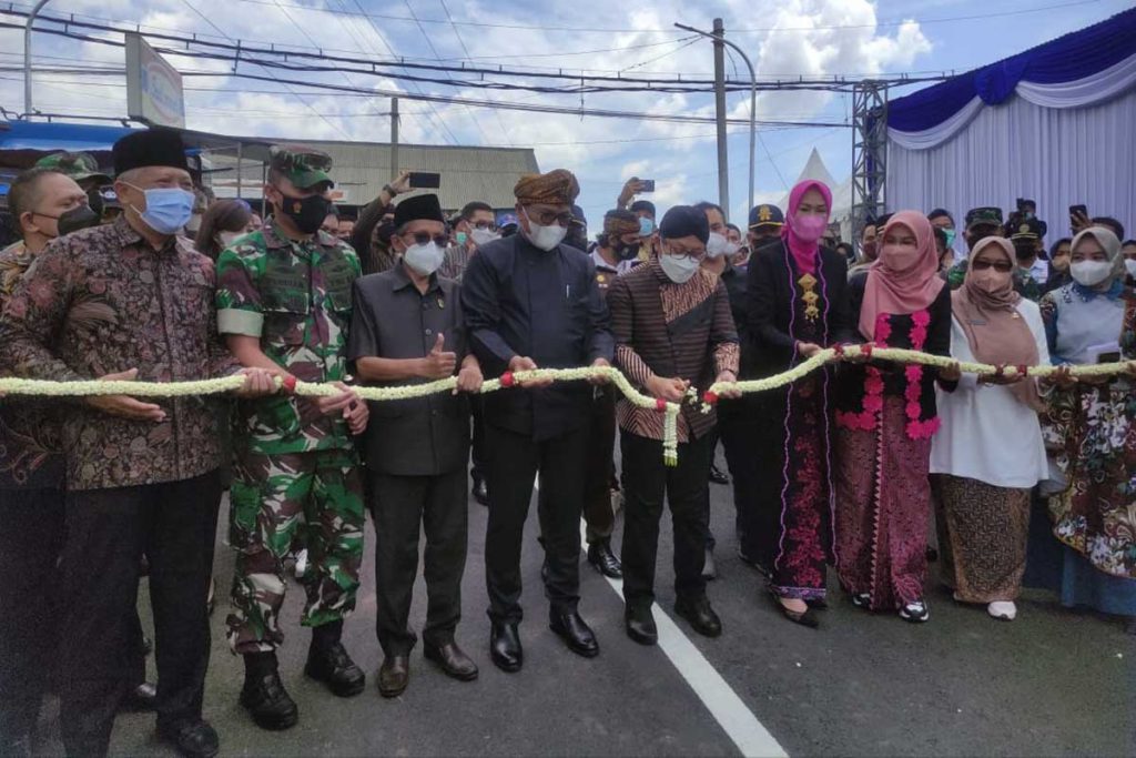 Pemotongan pita peresmian Jembatan 'Tunggulmas'. (jaz) - Pemkot Malang Resmikan Jembatan 'Tunggulmas', Tiga SMP Negeri dan Aplikasi Persada