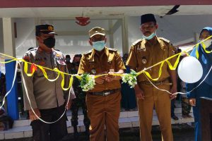 Pemotongan pita peresmian program pelayanan administrasi kependudukan (Adminduk) oleh Camat Bangsalsari, Supriyono. (ist) - Permudah Pengurusan Adminduk, Pemdes Tugusari Launching Aplikasi Lahbako Desa