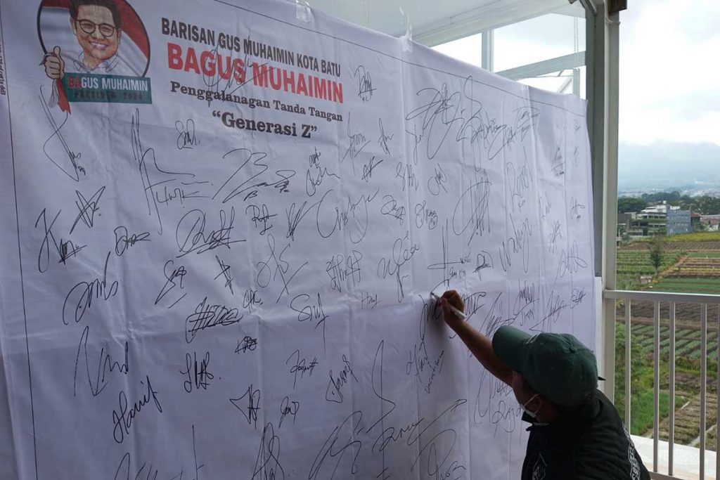 Penandatanganan dukungan lewat sebuah banner. (ws3) - Kaum Milenial Batu Deklarasi Dukungan Gus Muhaimin Jadi RI 1
