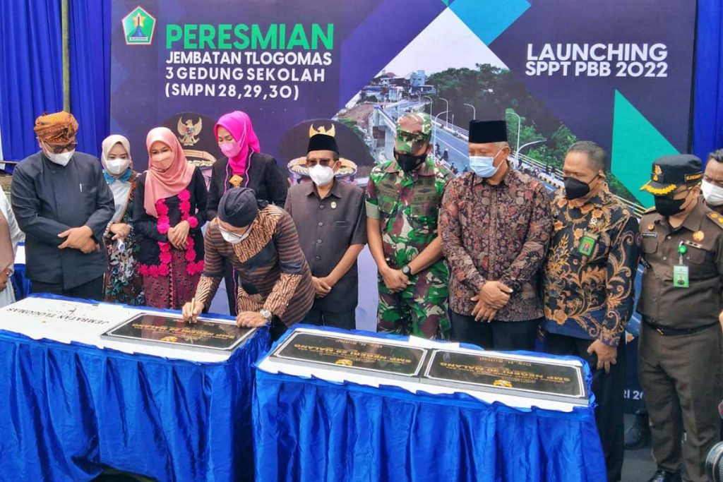 Penandatanganan prasasti jembatan 'Tunggulmas' dan launching tiga SMP Negeri di Kota Malang. (jaz) - Pemkot Malang Resmikan Jembatan 'Tunggulmas', Tiga SMP Negeri dan Aplikasi Persada