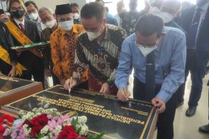 Penandatanganan prasasti peresmian Gedung Fakultas Vokasi & Laboratorium Industri Kreatif. (rhd) - Dirjen Vokasi-Rektor UB Resmikan Gedung Fakultas Vokasi & Laboratorium Industri Kreatif