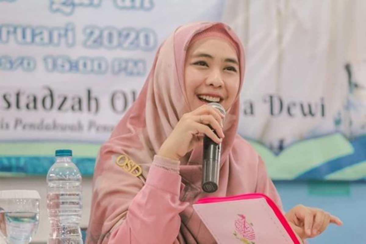 Penceramah Oki Setiana Dewi. (ist) - Komnas HAM dan MUI Kritik Ceramah Oki Setiana Dewi yang Dinilai Normalisasi KDRT