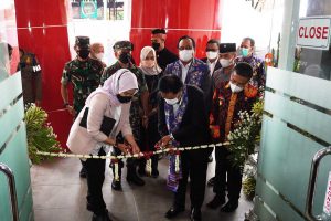 Pengguntingan pita simbolis peresmian gedung Layanan Perpustakaan Daerah Kota Batu. (ist) - Gedung Layanan Perpustakaan Daerah Kota Batu Diresmikan Kapusnas dan Wali Kota Batu