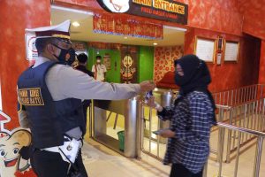 Pengunjung Museum Tubuh The Bagong Adventure mendapat masker dari Tim Pamor Keris. (ws3) - Kehadiran Tim Pamor Keris, Sangat Membantu Ingatkan Pengunjung Wisata Bandel