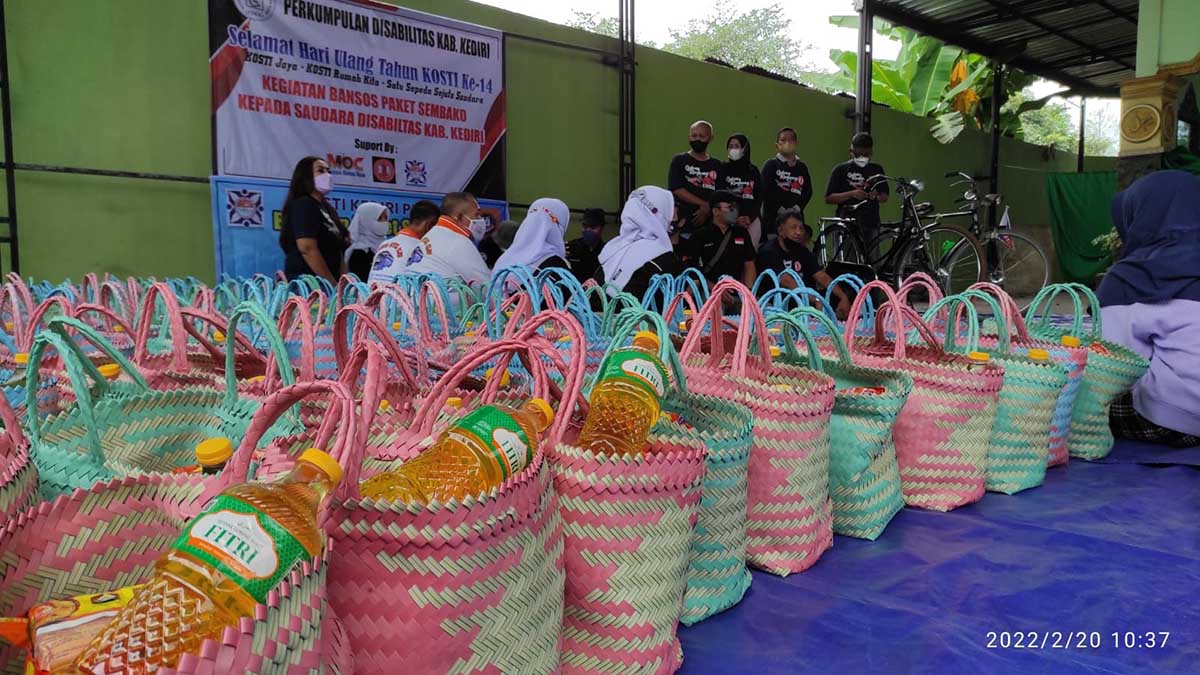 Kosti Kediri Raya berikan paket bantuan paket Sembako dan minyak goreng kepada para penyandang disabilitas yang tergabung dalam PDKK, Minggu (20/2/2022). (Memo X/ji) - Penyandang Disabilitas Terima 229 Paket Sembako dari Kosti
