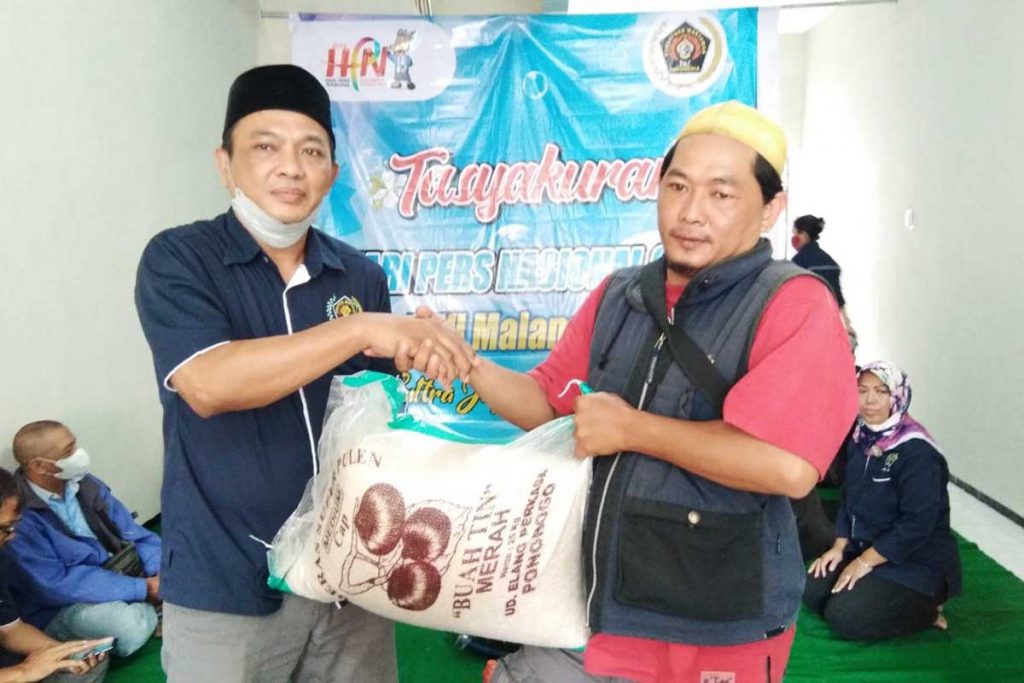 Penyerahan kepada perwakilan tukang parkir sekitar kantor sekretariat PWI Malang Raya. (ist) - Tasyakuran HPN ke-76 2022, PWI Malang Raya Disambangi Para Mantan Wartawan Senior