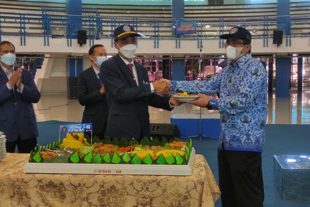 Penyerahan pemotongan tumpeng kepada Ketua KORPRI Polinema. (rhd) - Hindari Kerumunan Massa, Rangkaian Dies Natalis ke-40 Polinema Digelar Sederhana