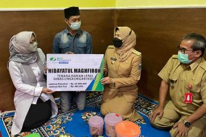 Penyerahan santunan kematian dan jaminan hari tua oleh Wali Kota Batu kepada suami korban. (ist) - Wali Kota Batu Serahkan Santunan BPJSTK Tenaga Harian Lepas Pemkot