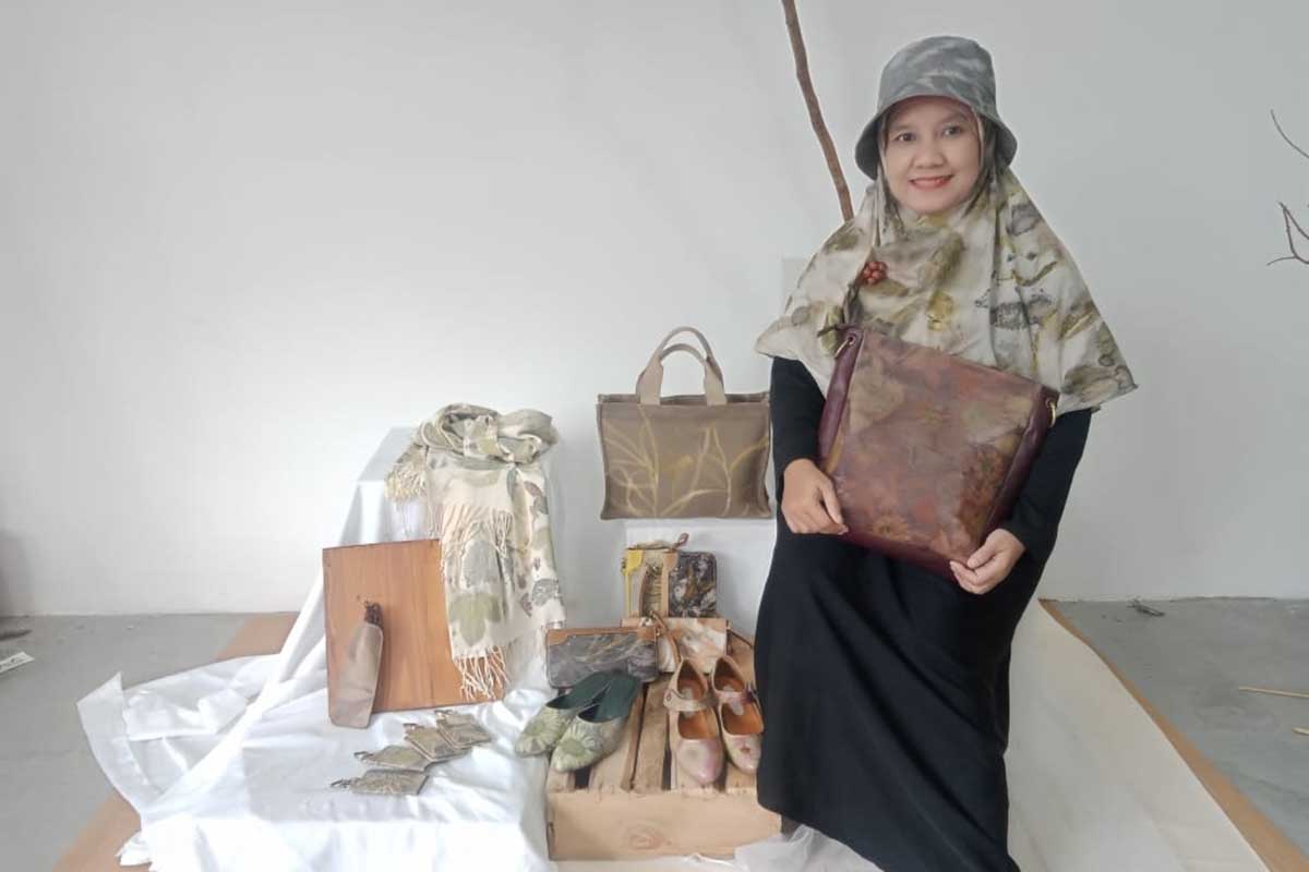 Perajin ecoprint, Lina, menunjukkan hasil produk ecoprint. (ws4) - Bisnis Ramah Lingkungan, Ecoprint Manfaatkan Bahan Alam
