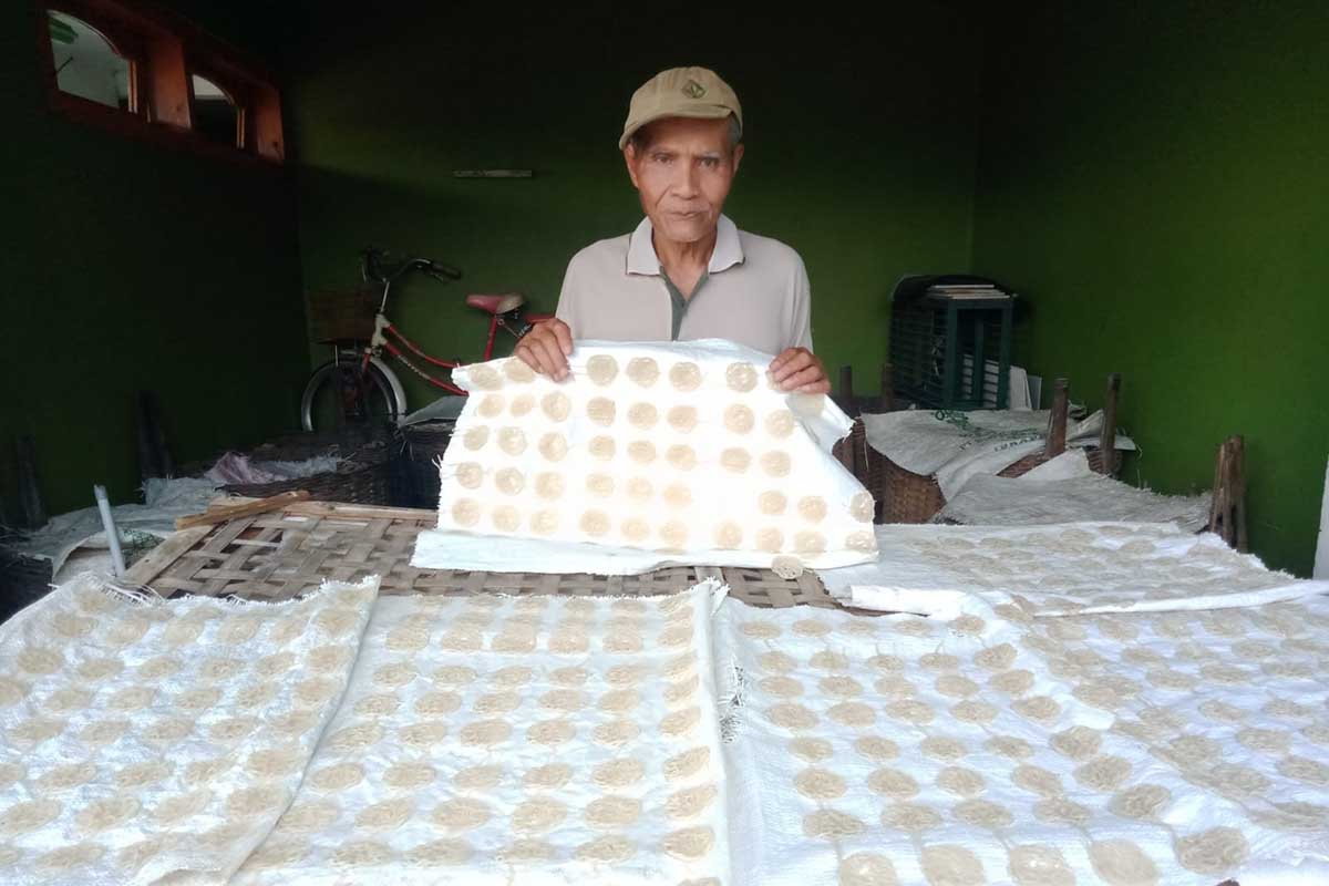 Perajin kerupuk, Zainal Abjad, saat produksi kerupuk yang baru dicetak. (ws4) - Minyak Goreng Langka, Perajin Kerupuk Malang Ini Terpaksa Kecilkan Ukuran