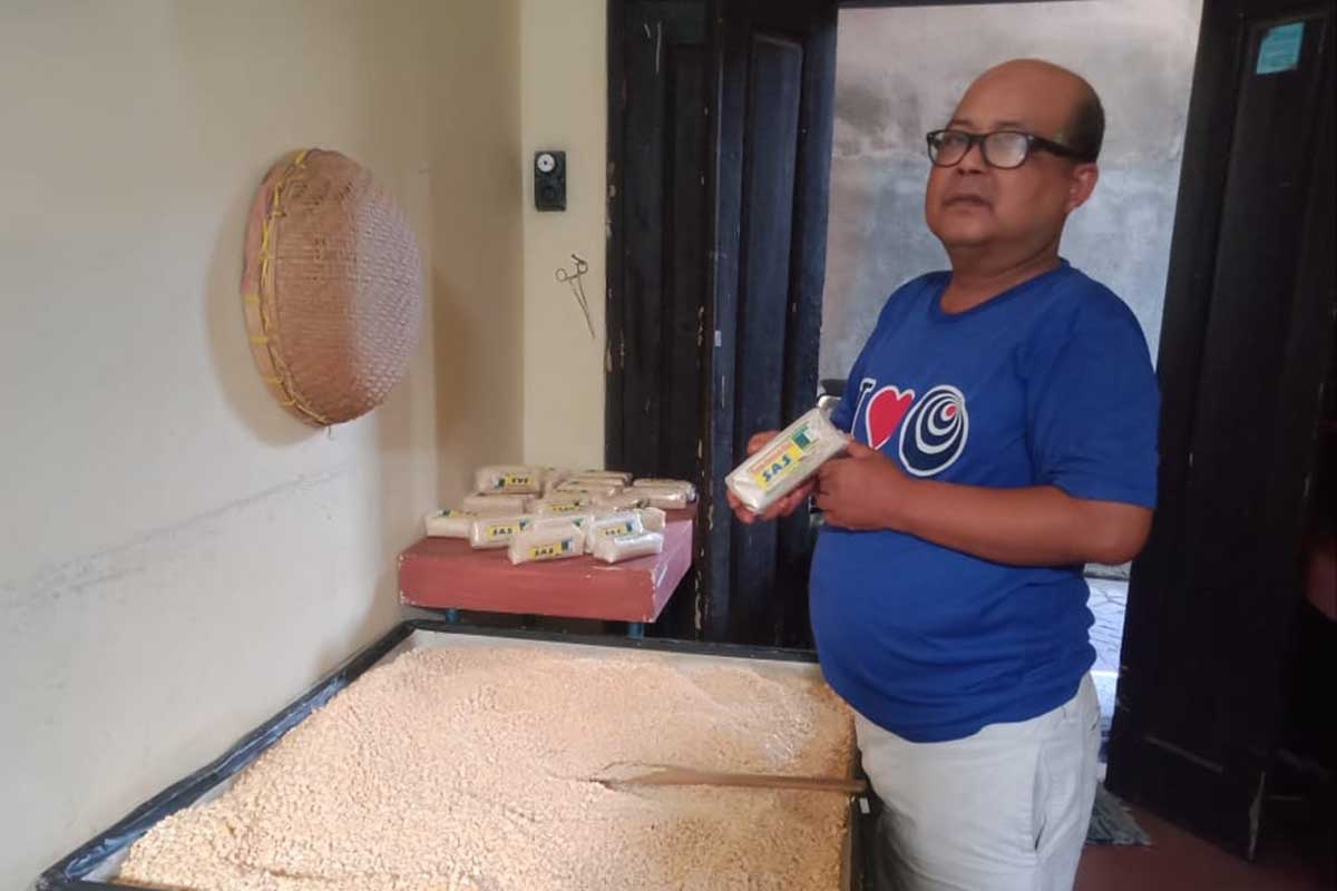 Perajin tempe Sanan, Djumadi, menunjukkan produksi tempe mentah aneka rasa. (ws4) - Harga Kedelai Melambung, Begini Inovasi Perajin Tempe Malang