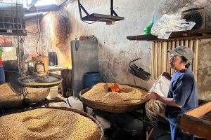 Perajin tempe Sanan Malang, Iwan Haryono. (ws5) - Harga Kedelai Naik, Perajin Tempe Malang Tetap Produksi