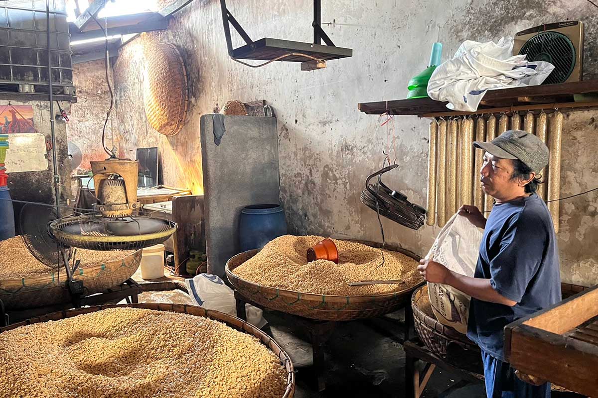 Perajin tempe Sanan Malang, Iwan Haryono. (ws5) - Harga Kedelai Naik, Perajin Tempe Malang Tetap Produksi