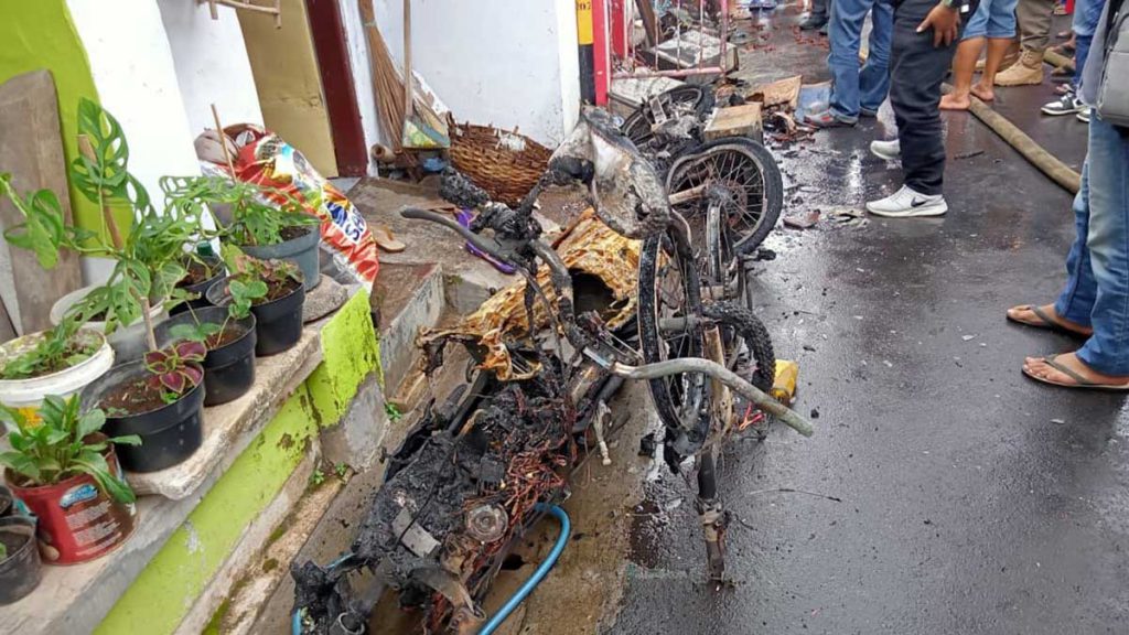 Peralatan elektronik dan unit sepeda motor tinggal kerangka akibat amukan si jago merah - Rumah Tekhnisi Elektronik Ludes Dilalap Si Jago Merah