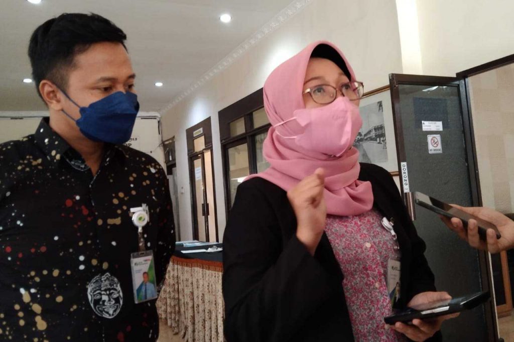 Perwakilan BPJS Ketenagakerjaan memberikan keterangan peserta informal. (jaz) - 90-an Hufaz Dapat Jaminan BPJS Ketenagakerjaan