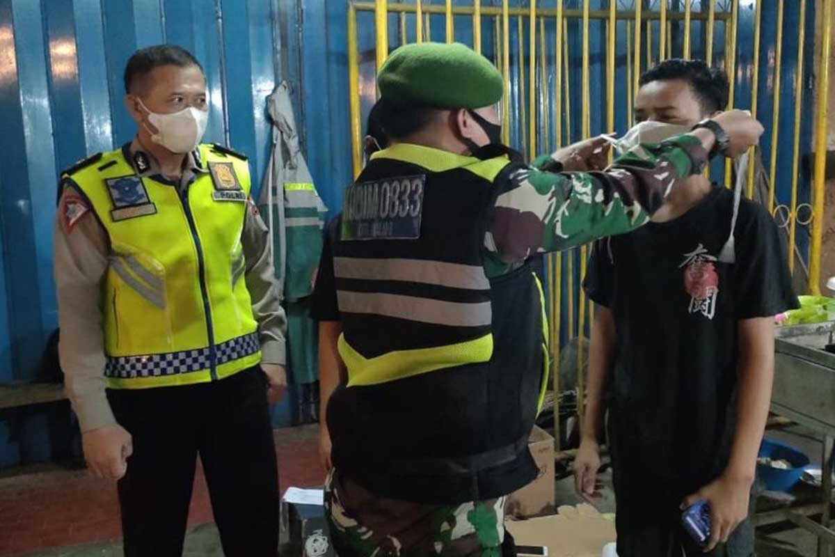 Petugas gabungan operasi Pamor Keris di sejumlah wilayah Kota Malang. (ist) - Operasi Pamor Keris Berlangsung Masif di Sejumlah Wilayah Kota Malang
