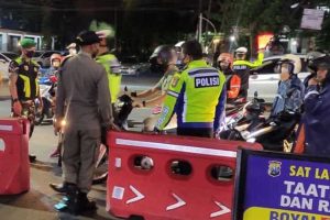 Petugas gabungan patroli Pamor Keris. (ist) - Tekan Peningkatan Covid-19, Tim Pamor Keris Kota Malang Getol Gelar Operasi