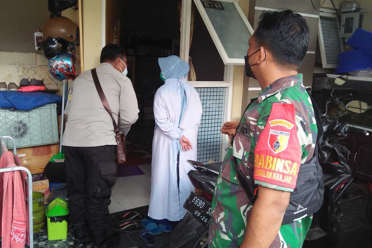 Petugas melakukan 3T di rumah warga Bakalankrajan. (ist) - Hasil 3T, Satu Keluarga di Bakalankrajan Positif