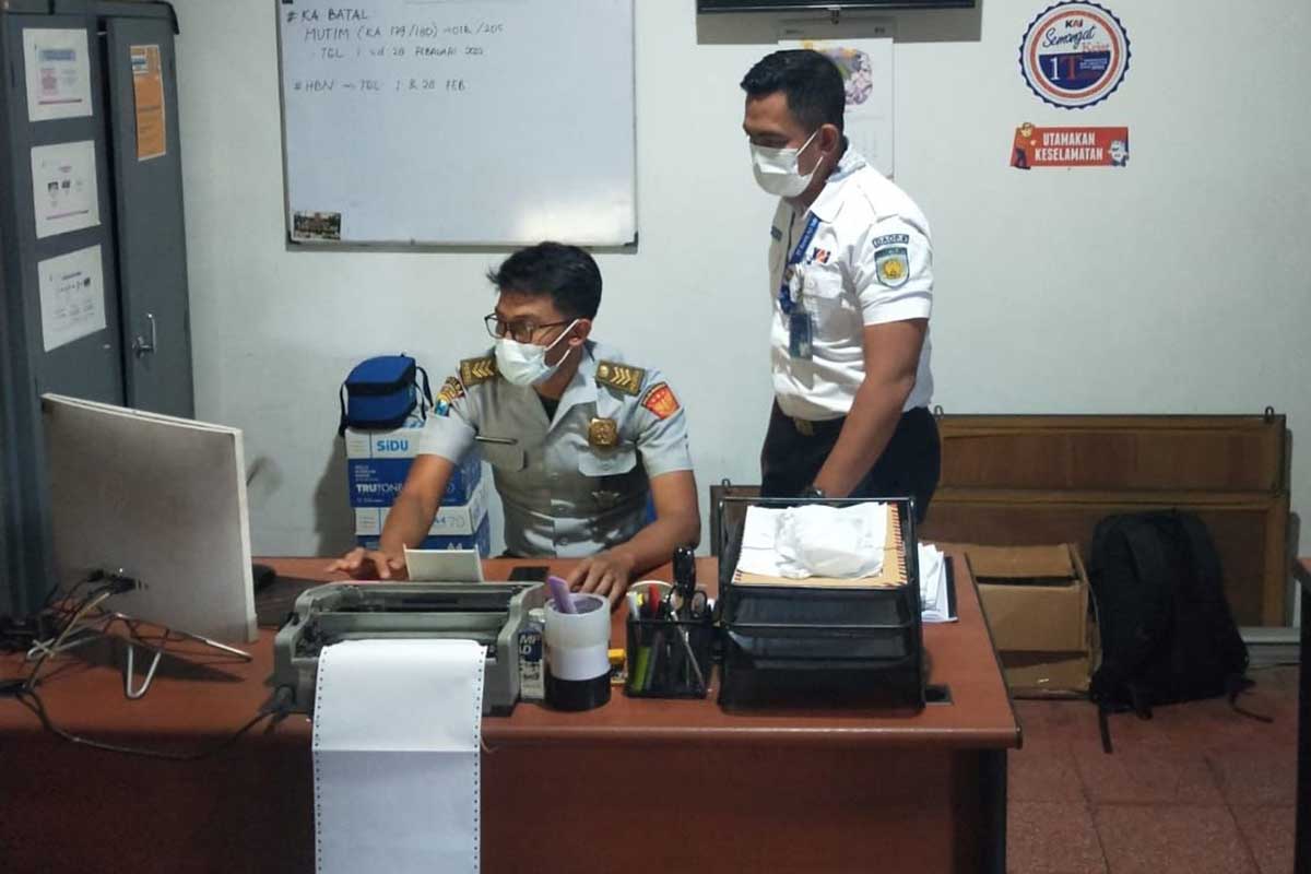 Petugas menginput data barang yang tertinggal di stasiun kereta api. (ist) - Barang Hilang, Pelanggan KA Bisa Akses Layanan Lost and Found