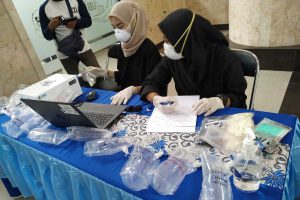 Petugas menguji skrining kantong pernafasan milik karyawan. (ist) - Deteksi Covid-19, UB Skrining Karyawan dengan UBreath