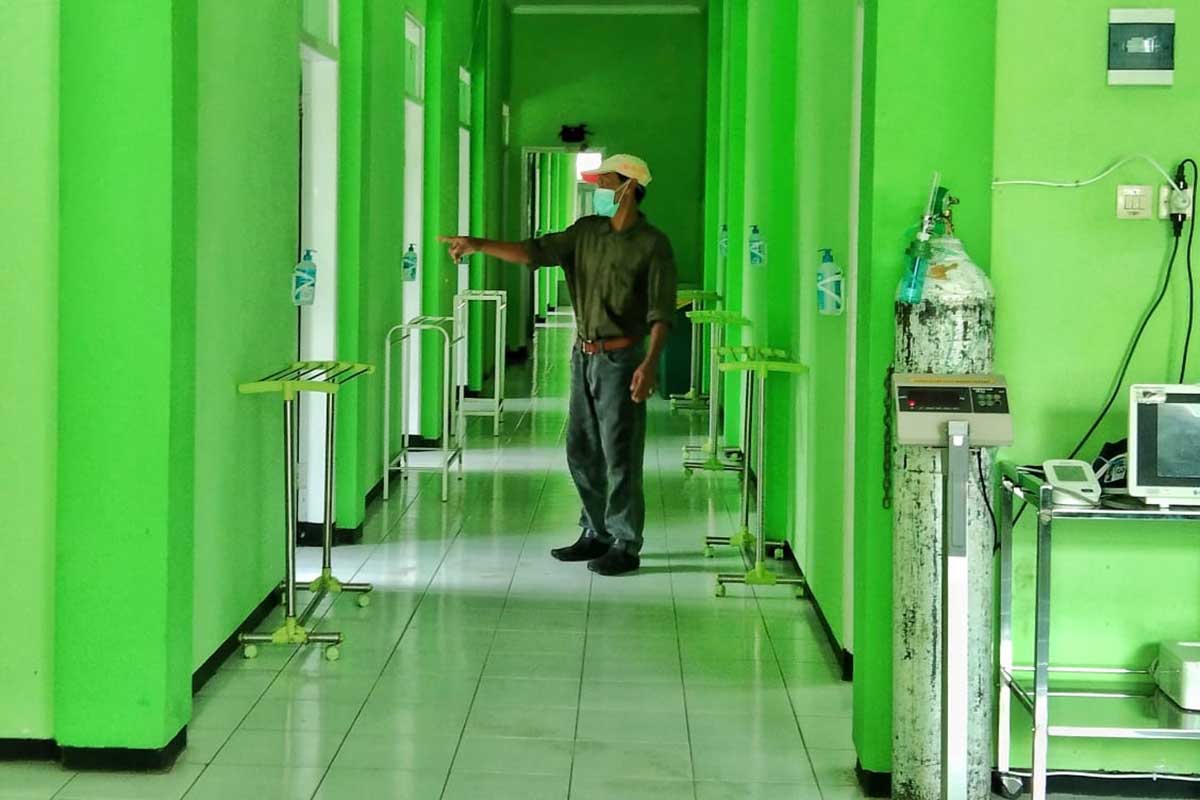Petugas menunjukkan ruangan Isoter SKB. (jaz) - Pasien Isoter Rata-rata Usia 40-50an Tahun
