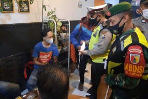 Petugas menyampaikan himbauan taat prokes kepada pengunjung kafe. (ist) - Tim Pamor Keris Sukun Operasi Sasar Jalan Supriyadi dan Klayatan