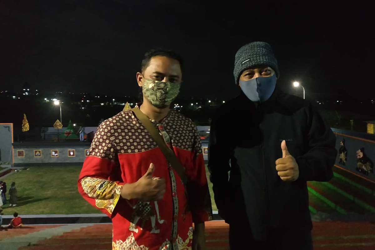 Pimpinan kelas sinau seni Karsa Budaya, Desa Beji, Agus Mardianto, bersama Kepala Disparta Batu. (ws3) - Ajak Kaum Milenial Mengapresiasi Seni Budaya, Seniman Harus Bagaimana?