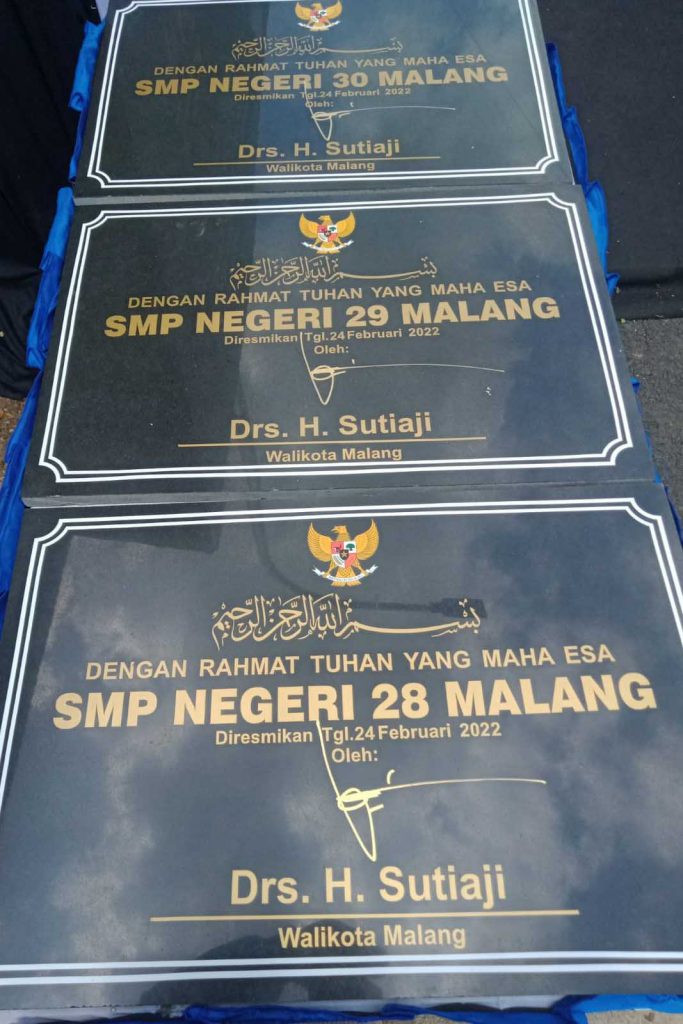 Usai Diresmikan, Gedung SMPN 28, 29 dan 30 Siap Digunakan 1 Plakat SMPN baru yang telah ditandatangani Wali Kota Malang, Sutiaji. (ws4) - Usai Diresmikan, Gedung SMPN 28, 29 dan 30 Siap Digunakan