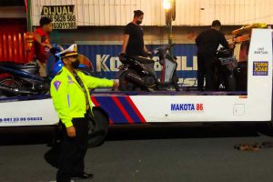 Polisi amankan kendaraan roda dua pelanggar. (ist) - Sembari Patroli Pamor Keris, Satlantas Polresta Makota Razia Knalpot Bising