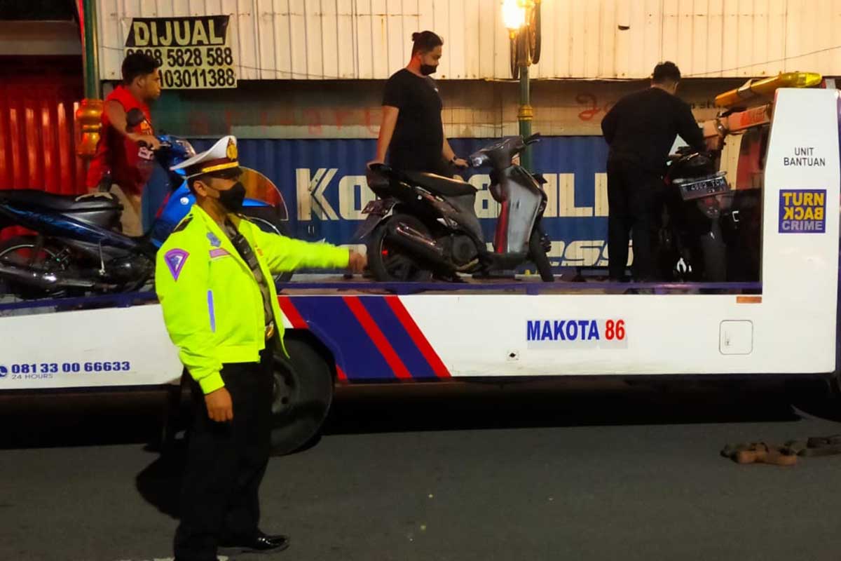 Polisi amankan kendaraan roda dua pelanggar. (ist) - Sembari Patroli Pamor Keris, Satlantas Polresta Makota Razia Knalpot Bising