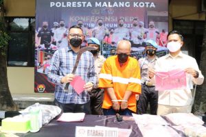 Polresta Malang Kota berhasil mengamankan terduga pelaku curanmor dengan BB sajam. (jaz) - Curanmor Spesialis Kos-kosan Berhasil Diamankan