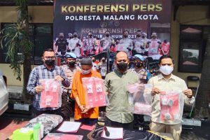Polresta menunjukkan barang bukti ganja dan narkoba. (jaz) - Oknum Ojol Kurir Sabu-Ganja Diamankan Polresta Makota