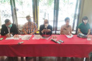 Preskon Toko Lai-Lai bersama kuasa hukum di hadapan awak media. (rhd) - Bantah Karyawan Positif, Toko Lai-Lai Terima Kasih Dibuka Kembali