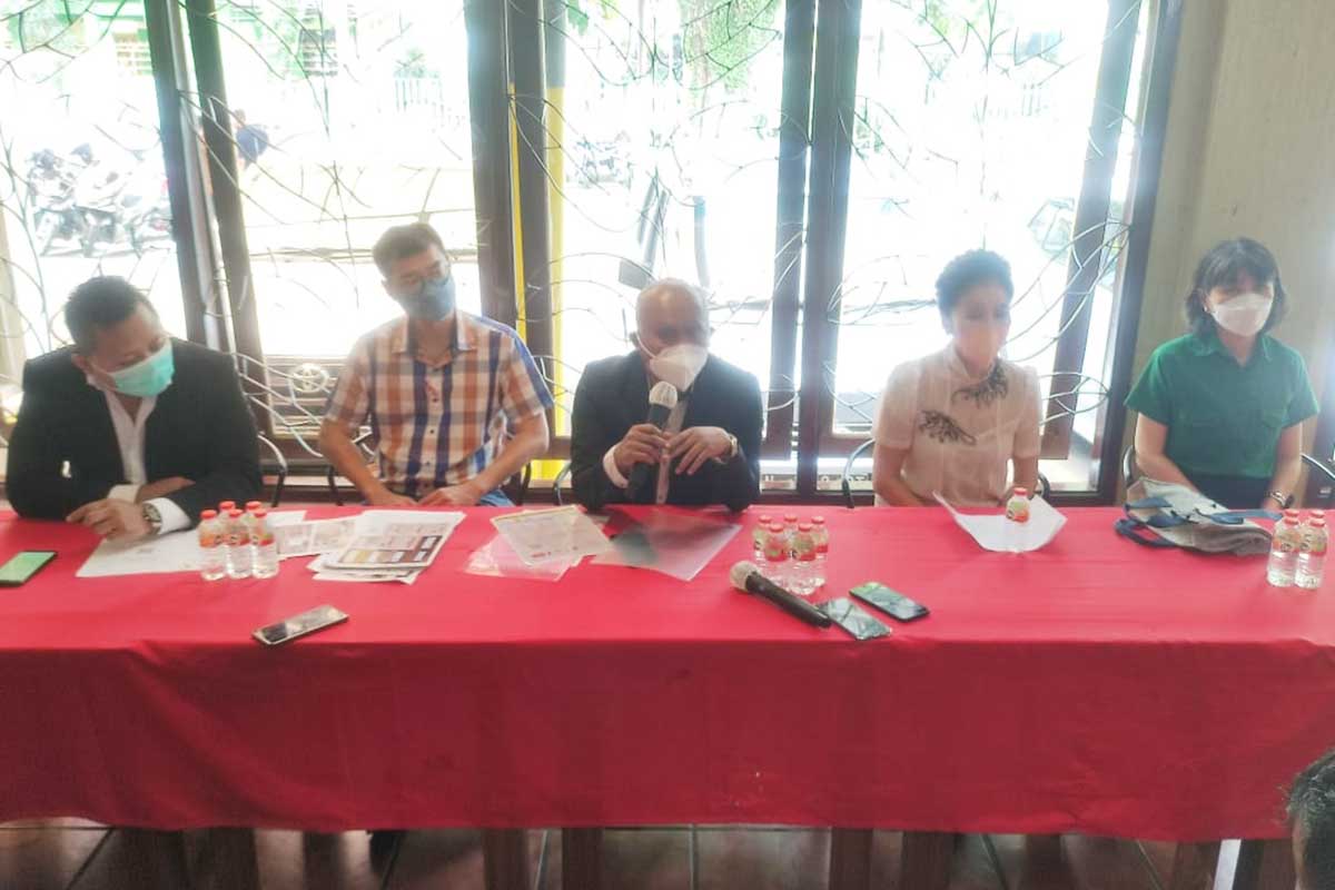 Preskon Toko Lai-Lai bersama kuasa hukum di hadapan awak media. (rhd) - Bantah Karyawan Positif, Toko Lai-Lai Terima Kasih Dibuka Kembali
