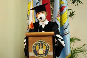 Prof Dr Ir Sutanto Hidayat, MT, menyampaikan pidato pengukuhannya. (ist) - Istimewa! Usia 66 Tahun, Prof Sutanto Hidayat Dikukuhkan Sebagai Profesor ke-9 ITN Malang