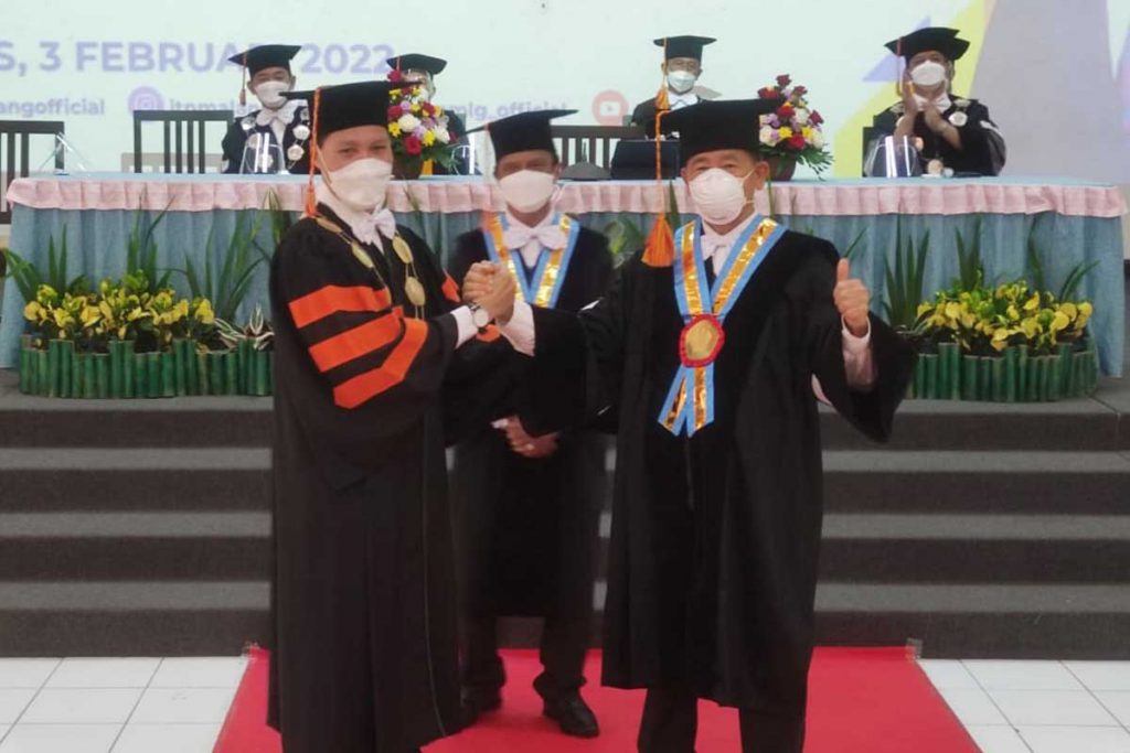 Prof Sutanto Hidayat (kanan), usai dikukuhkan dan diberi ucapan selamat oleh Rektor ITN (kiri), didampingi Ketua PU2PUTN (tengah). (rhd) - Istimewa! Usia 66 Tahun, Prof Sutanto Hidayat Dikukuhkan Sebagai Profesor ke-9 ITN Malang