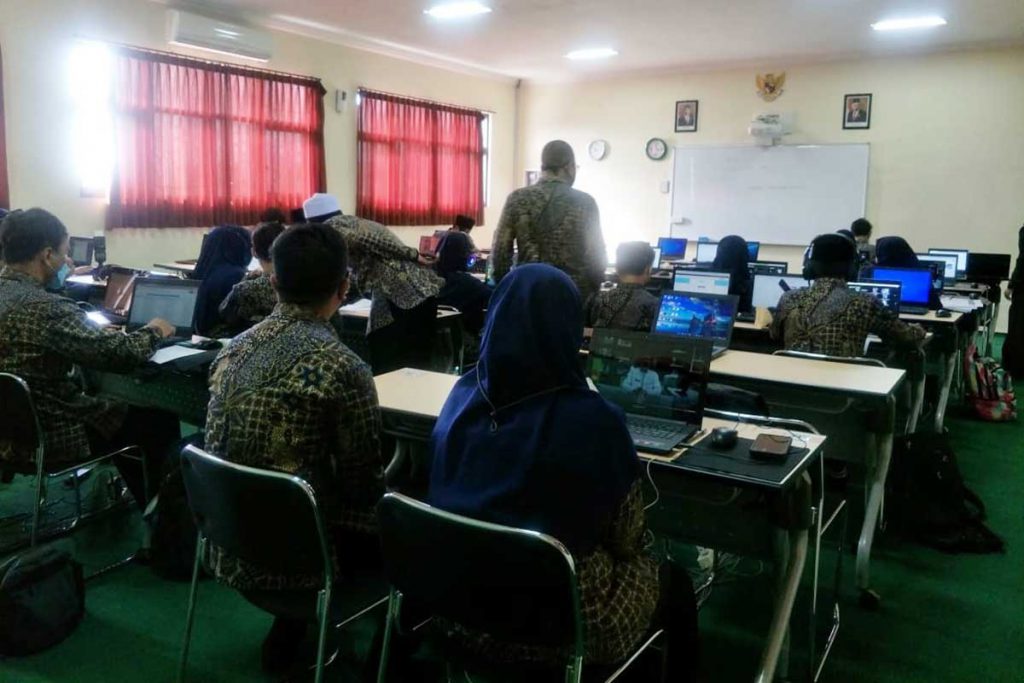 Proses tes seleksi secara online, dikawal oleh panitia. (ist) - MTsN 1 Kota Malang Terima 180 Siswa Baru Jalur Unggulan-Terpadu