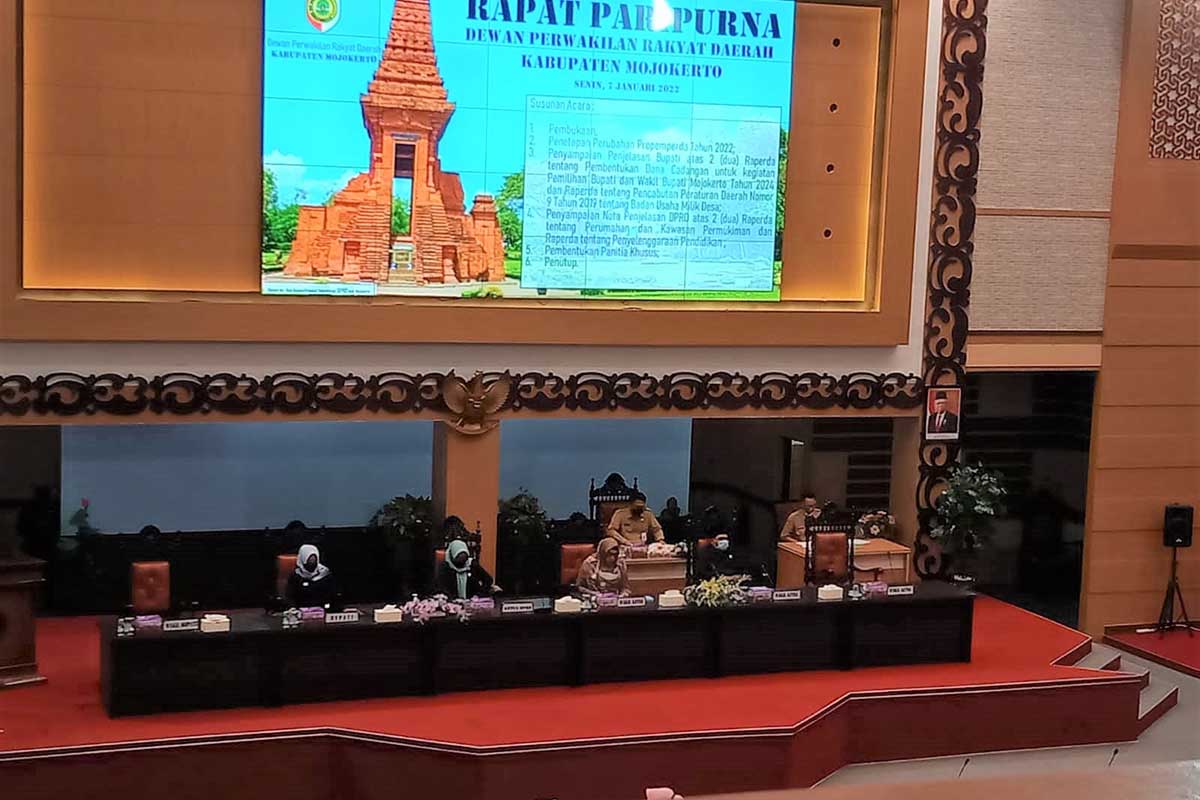 Rapat paripurna DPRD di ruang Graha Whicesa. (Memo X/and) - Bupati Menyampaikan Penjelasan Tentang 2 Raperda pada Rapat Paripurna DPRD Kabupaten Mojokerto