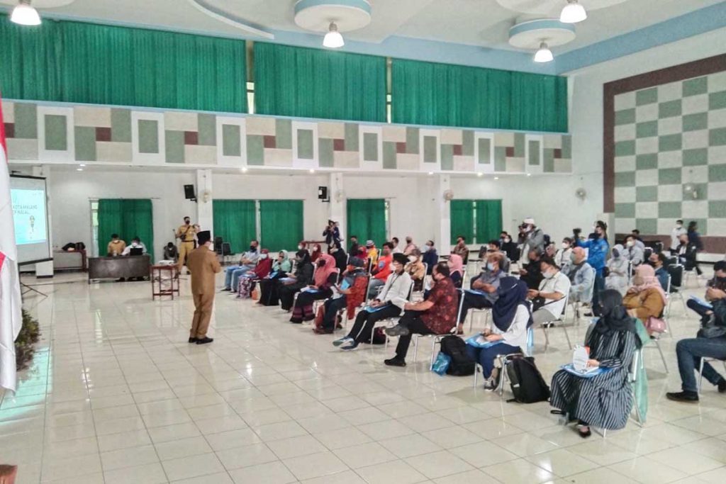 Tinjauan 'Malang Halal' Versi Prof Bisri Hingga Kemenag 1 Ratusan pengusaha kuliner mengikuti sosialisasi sertifikasi halal. (jaz) - Tinjauan 'Malang Halal' Versi Prof Bisri Hingga Kemenag