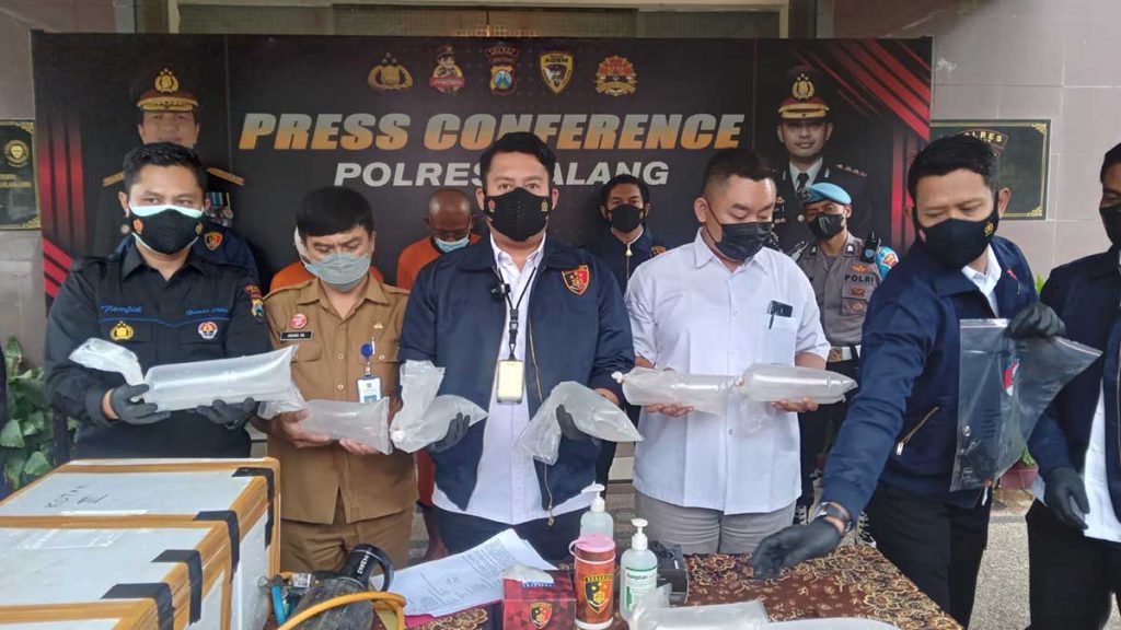 Rilis kasus jual beli BBL tanpa izin di Mapolres Malang, Senin (15/2/2022). (bob) - Residivis Jual Beli Lobster Tak Berijin Tertangkap Lagi - Pendamping Penyuluh Perikanan Kabupaten Malang Buka Suara