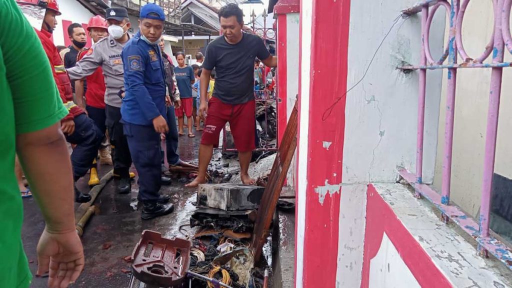 Rumah milik Joni Tekhnisi Elektronik warga Kelurahan Tukangkayu ludes terbakar, Rabu (23/2/2022) - Rumah Tekhnisi Elektronik Ludes Dilalap Si Jago Merah