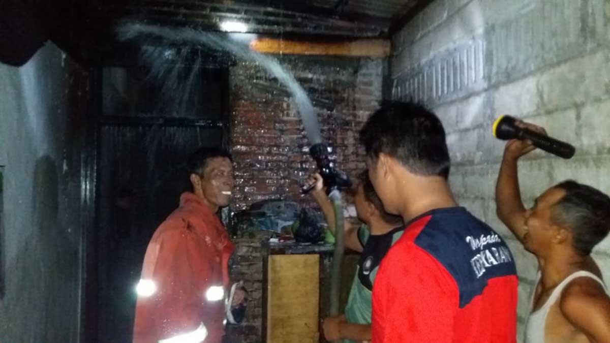 Rumah warga Jalan Sukun, Kelurahan Turi, Kecamatan Sukorejo Kota Blitar yang terbakar. (Memo X/fjr) - Lupa Matikan Kompor Rumah Terbakar, Penghuni Alami Luka Bakar