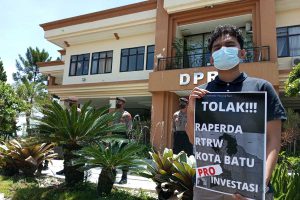 Salah satu Poster yang dibawa peserta aksi. (ws3) - Raperda RTRW Batu Dituding Sarat Kepentingan, Nihil Partisipasi Publik