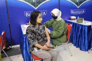 Salah satu karyawan UB menerima vaksin booster. (ist) - TNI AD - UB Gelar Vaksin Booster Bagi Sivitas Akademik, Keluarga dan Umum
