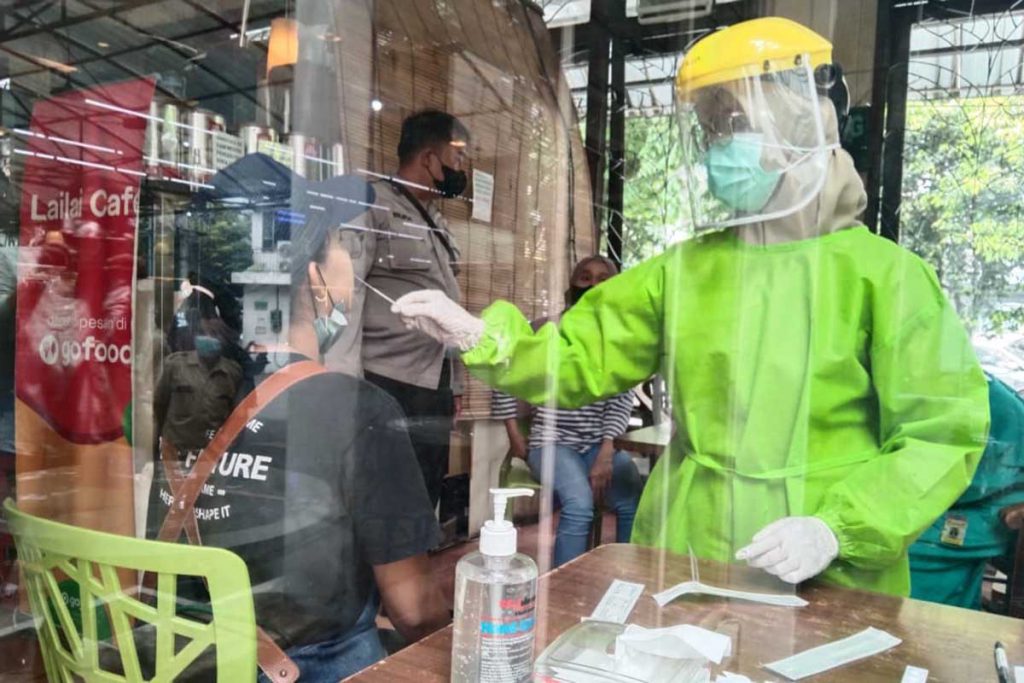 Salah satu karyawan dilakukan swab antigen. (jaz) - Ritel Modern Lailai Malang Ditutup Sementara, Karena Satu Karyawan Reaktif